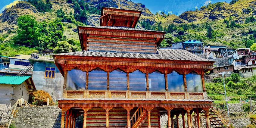 Beautiful image of a wooden temple in the city of Naggar amidst the foothills