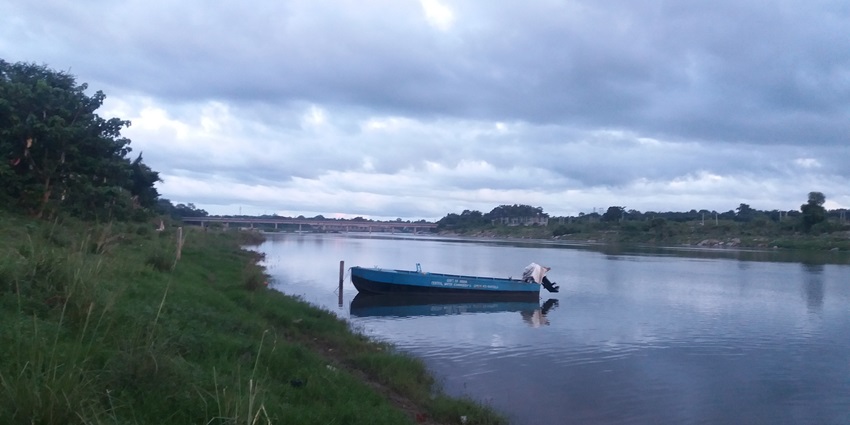A scenic view of Subarnarekha River side in Ghatshila where one can indulge in boating.
