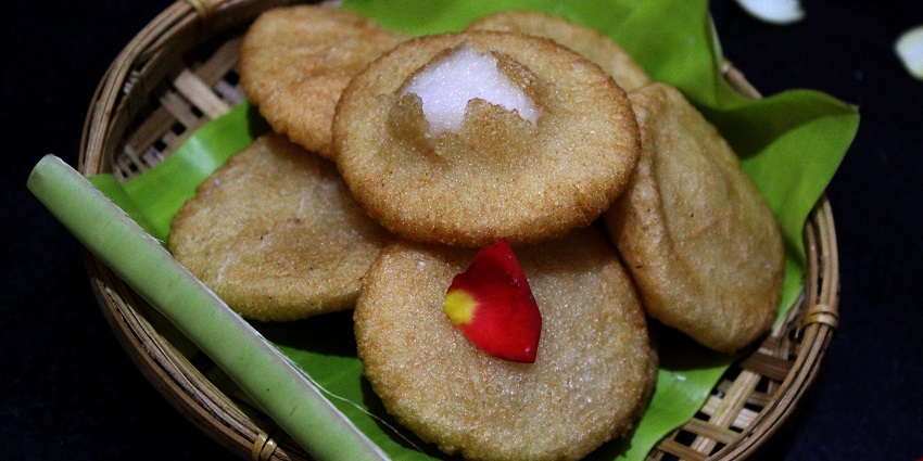 Ghila Pitha are golden, crunchy treats, often served with a side of spicy chutney or sweet jaggery syrup.