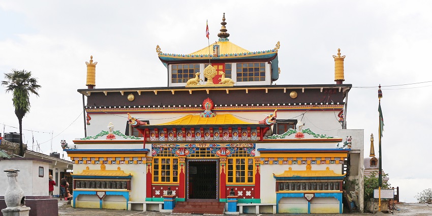 A Buddhist monastery nearby the Paglajhora Waterfalls