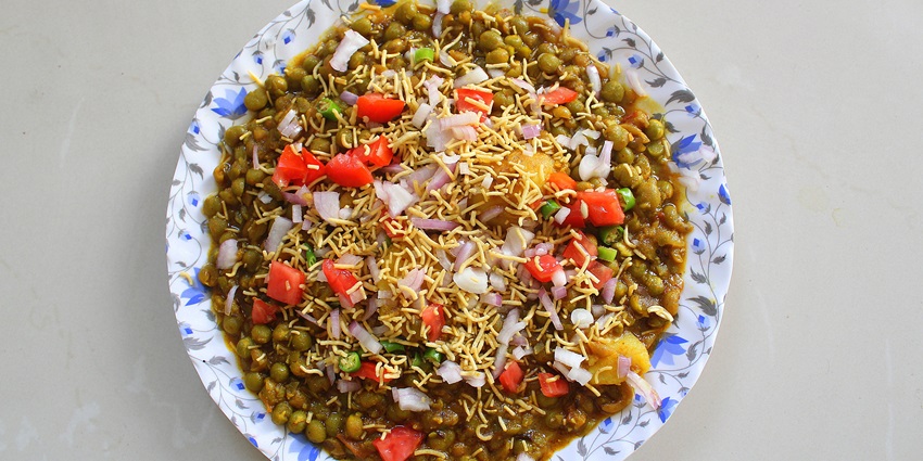 This chaat offers a explosion of flavours inside your mouth, an ideal blend of sweet and spice