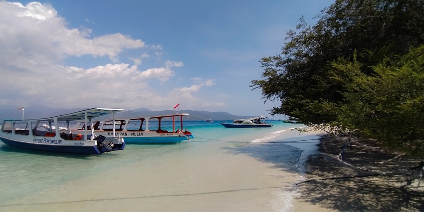 Gili Trawangan Beach is one of the famous beaches in Indonesia with a tropical vibe