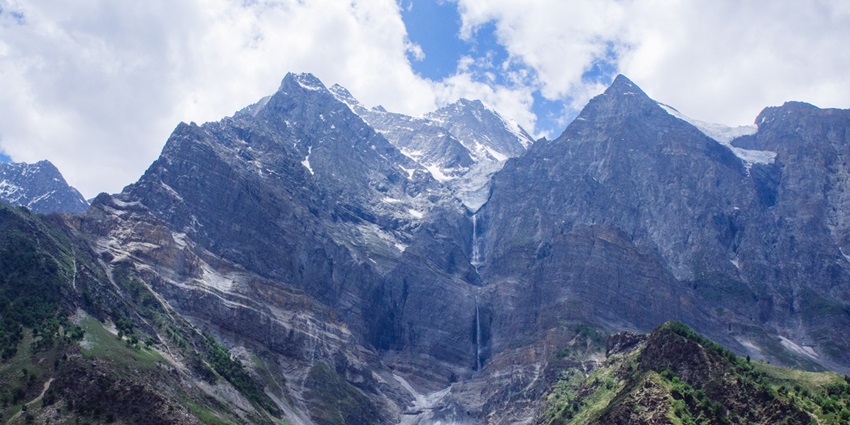 Glacier point attracts people who love relaxing in the laps of nature and enjoy the serenity of the same