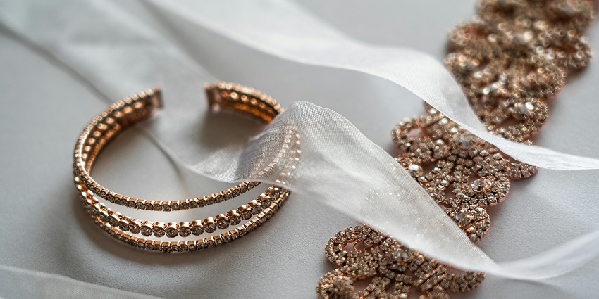 Explore the beautiful designs of jewellery at the Gold and Diamond Park in the UAE.