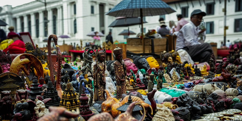 Enjoy the relishing street food and get some amazing souvenirs at the Gole Market
