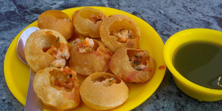 This explosion of flavours is one of the best street food in Ranchi, ideal for tangy spice lovers