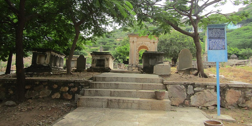 Image of ancient fort memorial in Gooty archaeological sites, Andhra Pradesh.