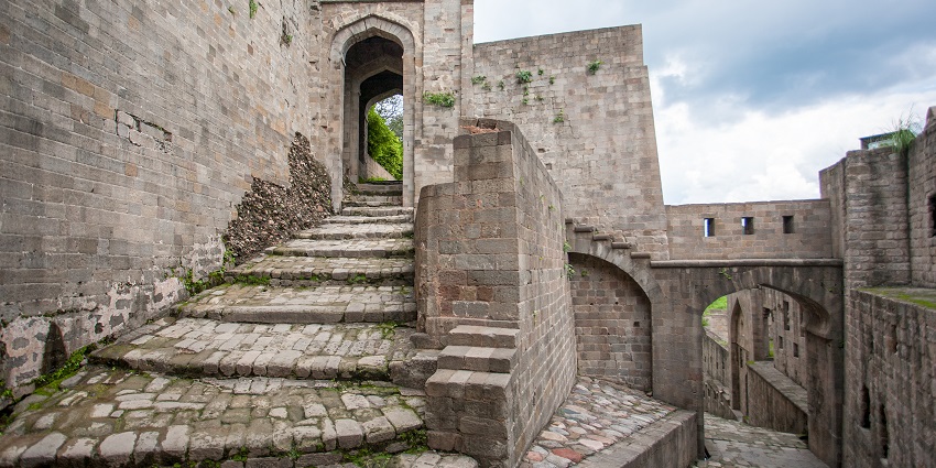 This fort is the perfect getaway for history enthusiasts eager to learn the rich heritage of Parwanoo
