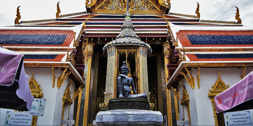 Visit famous Grand Palace, one of the best things to do in Thailand in April by tourists