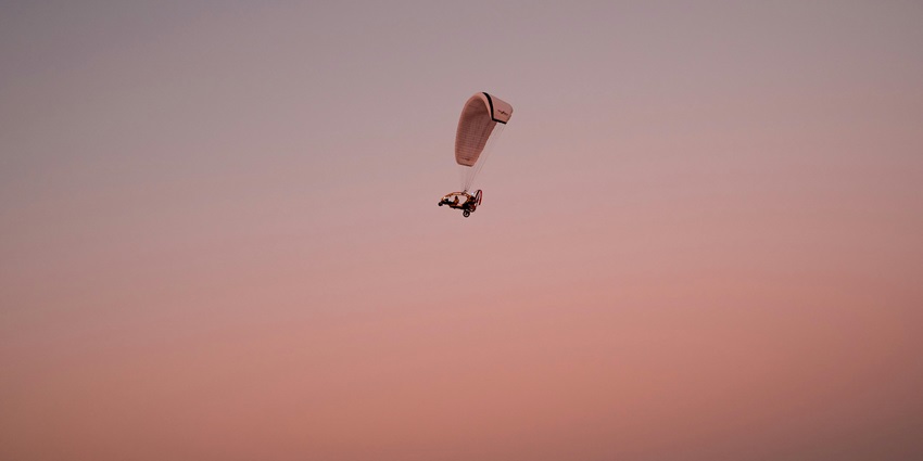 Gravity Zone is a great place to enjoy paragliding in Dubai for all the beginners.