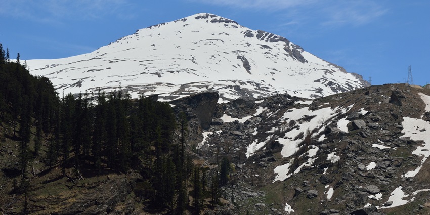 A picture of a snow capped mountain in Gulaba, which is one of the best places to visit in Manali for couples