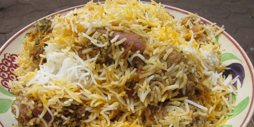 Devour the delicious Kerala dishes on your next vacation if you are a food lover.
