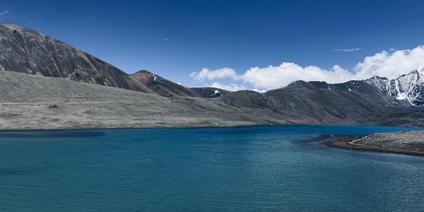 A picture of the picturesque Gurudongmar Lake in Sikkim with stunning views of snow-capped mountains