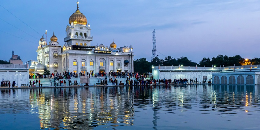 A scenic view of Gurudwara Bangla Sahib, one of the best places to visit near Akshardham.