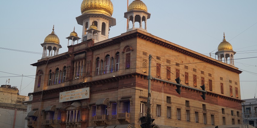 Gurudwara Sahib, a prominent shrine, is among the best places to visit near Kashmere Gate.