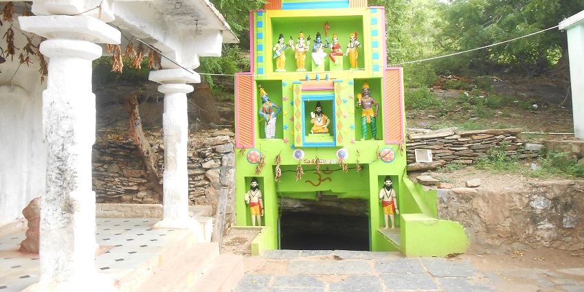 Guttikonda Bilam is one of the most significant caves in Andhra Pradesh for every tourist.
