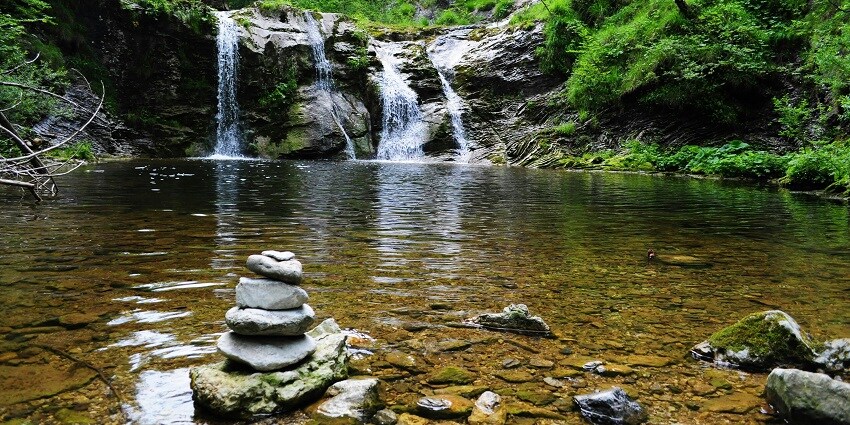 Hadsar Waterfall is a very famous tourist attraction located in Himachal Pradesh.