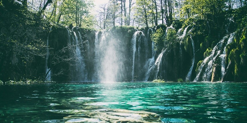 A scenic view of Hadsar Waterfall, one of the best waterfalls in Himachal Pradesh.