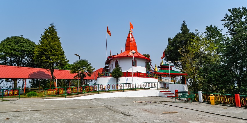 Hanuman Tok provides breathtaking panoramic views of the Kanchenjunga mountain.