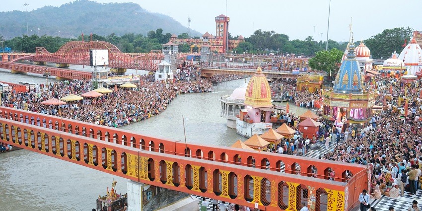 Haridwar is one of the most sacred spots near Paonta Sahib that is filled with ghats