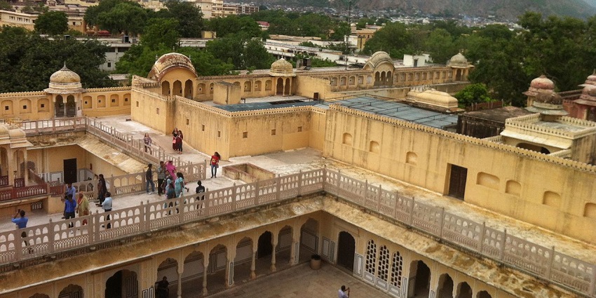 Hawa Mahal, a colonial building, is a must-visit place near the Kamlah Fort in H.P.