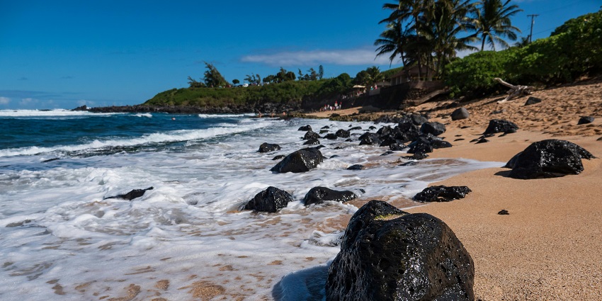 A mesmerising view of big and small rocks on the seashore in Hawaii during the daytime.
