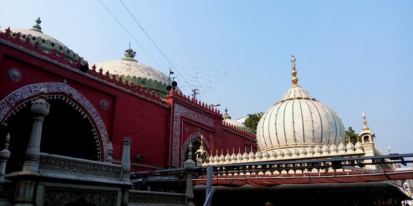 The surroundings of this tomb are an interesting area imbued with cultural heritage.
