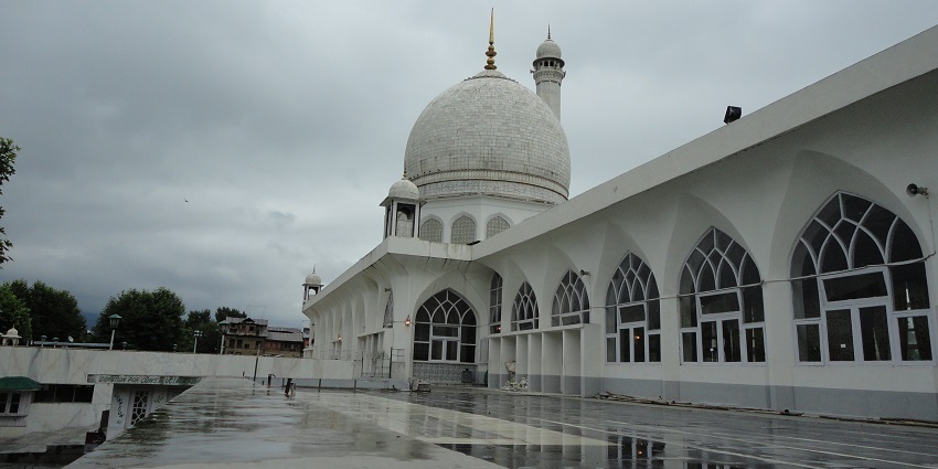Visit the famous Hazratbal Market located near the Hazratbal Mosque, a holy Muslim shrine