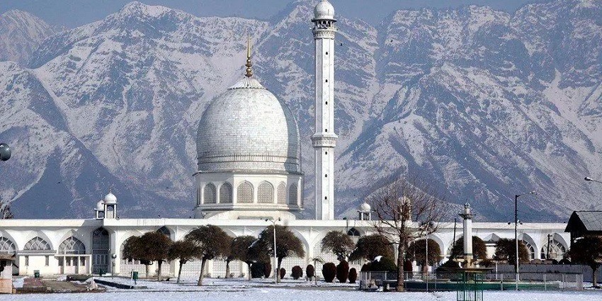 Enjoy shopping in Srinagar on your visit to the market neat the famous Hazratbal Mosque