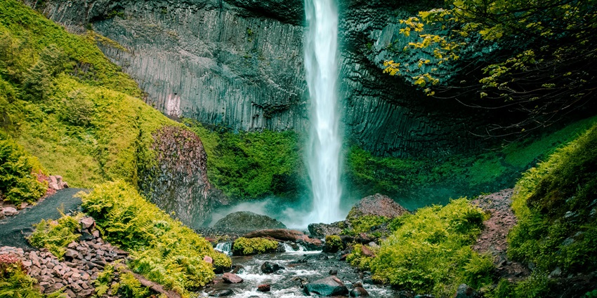 Scenic trek to Sri Lanka’s second-highest waterfall, featuring natural pools and dramatic cliffside views, one of the best things to do in Sri Lanka.