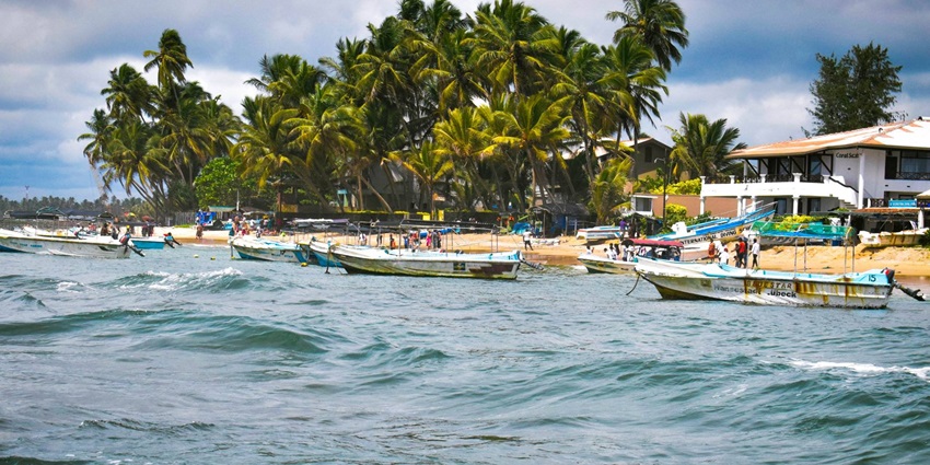 Hikkaduwa water body is one of the best beaches in Galle to enjoy thrilling activities.