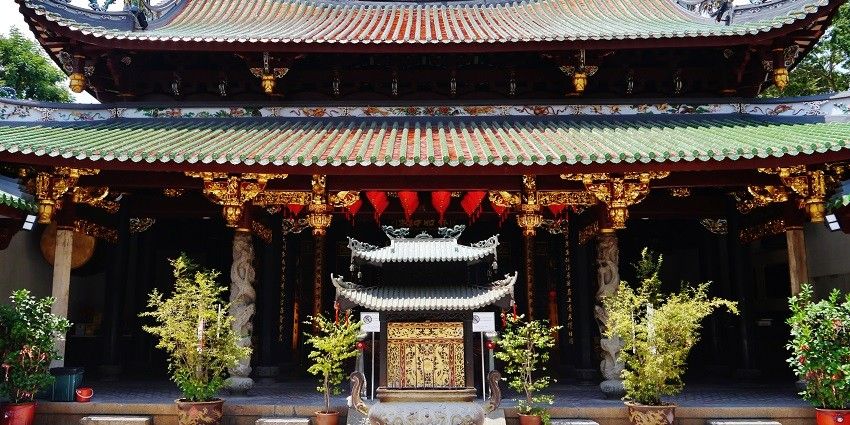 A temple in Singapore made in the traditional Chinese style with a courtyard in front