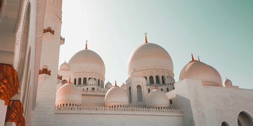 A picture of a while-coloured Muslim holy shrine with intricate design in architecture.