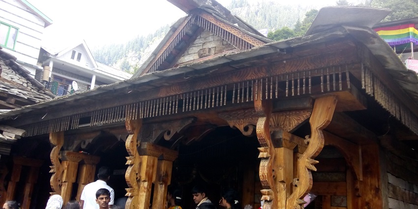 Vashisht Temple is known to have hot springs which have medicinal properties to treat many skin diseases.
