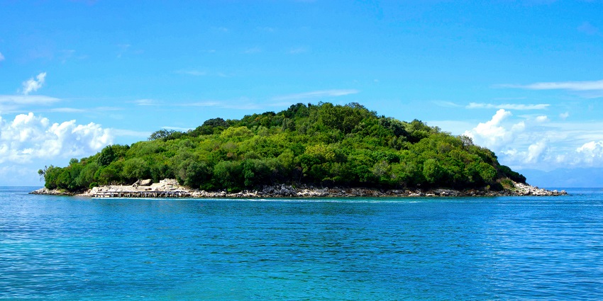 If you want to have a laid-back experience, then visiting Hope Island is a must for you.