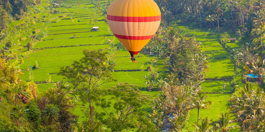 Taking a hot air balloon ride is the best way to spent Valentine's day in Bali for adventure lovers