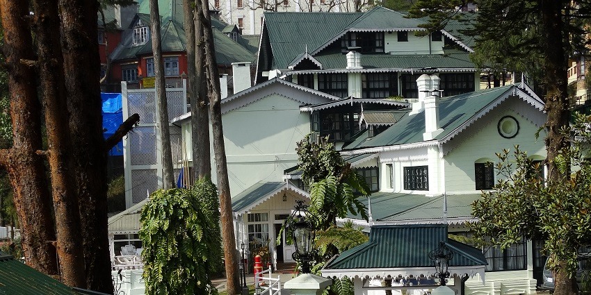 A hotel located among Darjeeling hills