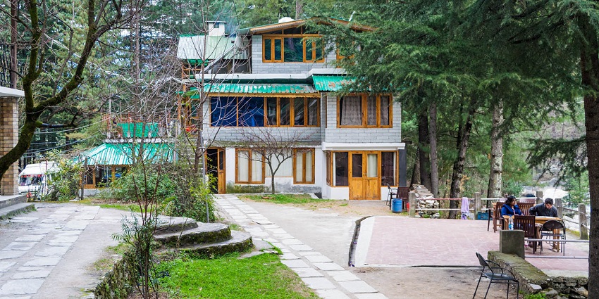 Accommodations around the park offers a diverse range of facilities according to tourists needs