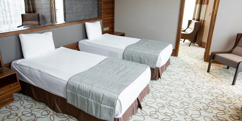 Hotel room featuring a comfortable bed, sleek furnishings - accommodation near the park.