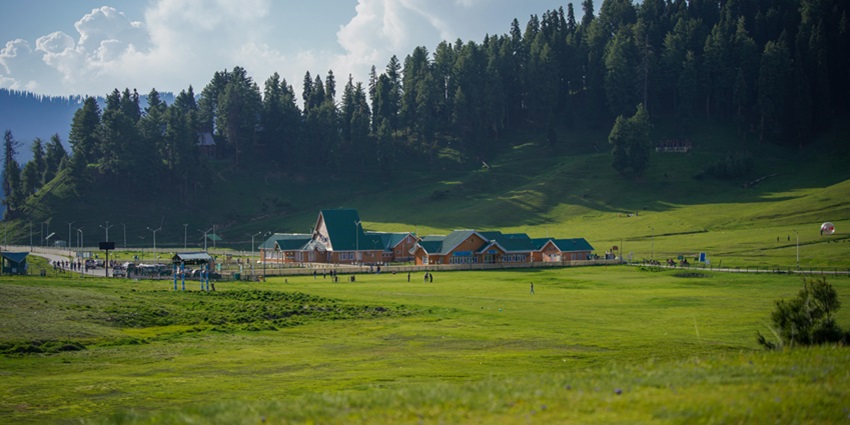 Beautiful image of a hotel and accommodation amidst the hills near Mouling national park