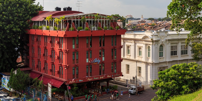 There are many hotel options which provide amazing facilities and views in Melaka.
