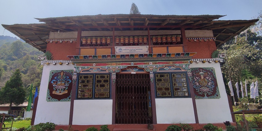 There are a variety of hotels for stay near Phensang Monastery according to the budget and taste of visitors.