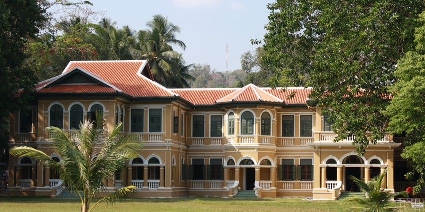 Various hotels near the Phuket National Park offer best views of the area to tourists during their stay.