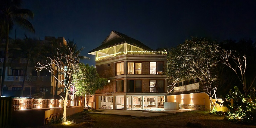 Enjoy a relaxing stay at the hotels or resorts located near the Pandikuzhi Watеrfalls