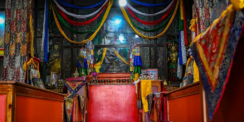 There are numerous stays near the Pelling Monastery for travellers to stay and enjoy.