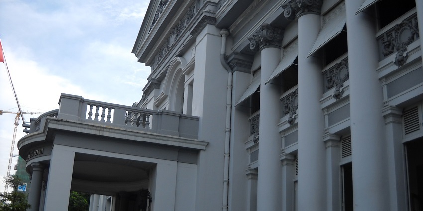 One can reach the museum via road, rail and air depending on the individual’s location.