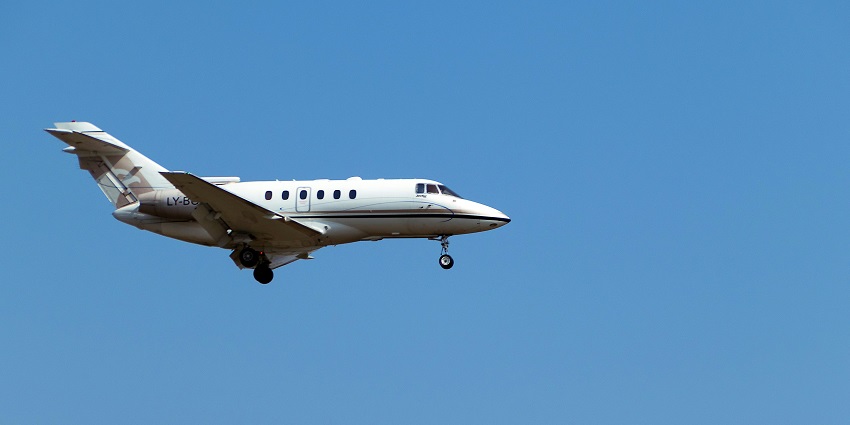 A view of an aeroplane, one of the most hassle-free ways to reach Himachal Pradesh.