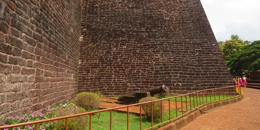 A picture of the St. Angelo fort in Kannur with garden surrounding and people visiting the scenic place