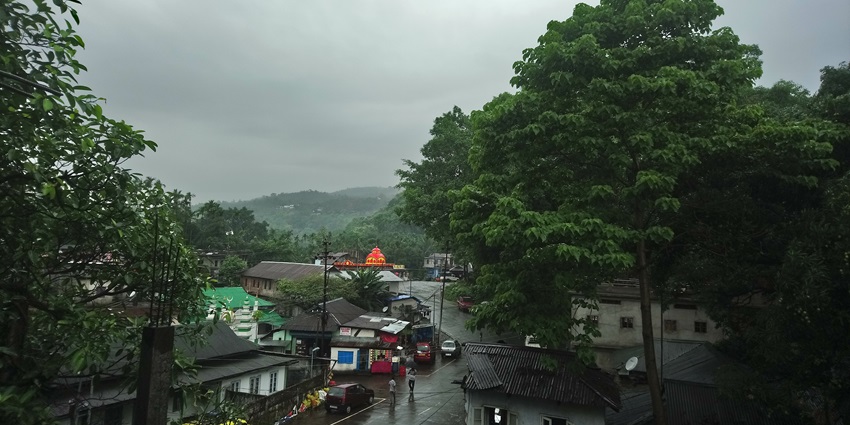 You can take a bus or a taxi on your way to Dawki scuba diving in Meghalaya, India.