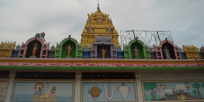 Pilgrims visit this temple to offer prayers to Lord Vishnu and escape front the bustling city life